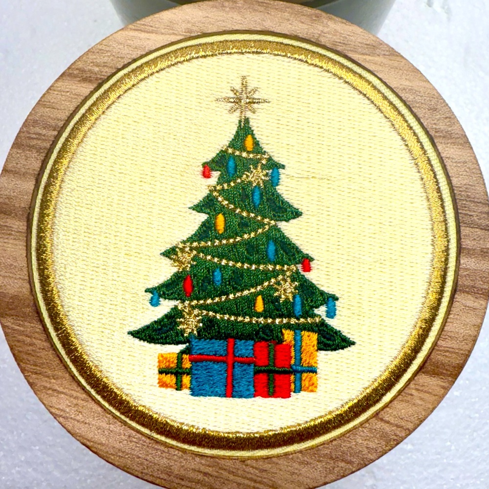 NWT!🎄 DW HOME Christmas Tree Candle 13.6 Oz. Needlework Decorative Lid - Picture 4 of 8